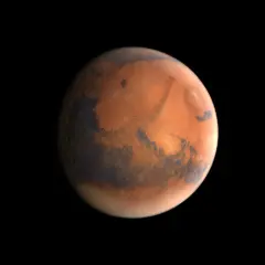 Mars massa, den röda planeten, med sina mörka och ljusa områden, svävar i rymdens svärta.