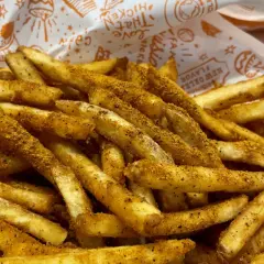 Ile kosztują zakręcone frytki w maku? Zaskakujące ceny i promocje