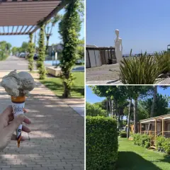 Lody w wafelku na tle alejek i zieleni. Widok na plażę z rzeźbami i domki kempingowe. Idealne wakacje na marina di venezia camping.