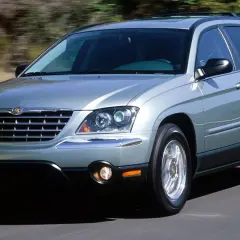 Srebrny Chrysler Pacifica w ruchu. Zastanawiasz się nad jego spalaniem? Ten model oferuje komfort i przestrzeń.