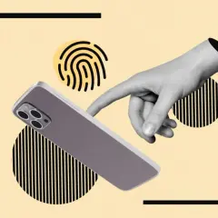 Dłoń dotyka telefonu, obok odcisk palca. Jak sprawdzić czy ktoś ma dostęp do mojego telefonu?
