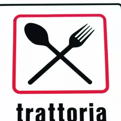 Segnale con forchetta e cucchiaio incrociati, che indica una trattoria. Un invito a gustare sapori autentici, diverso dall'osteria.
