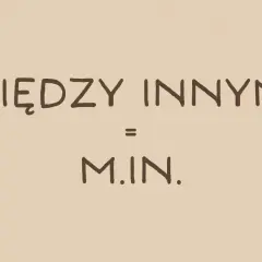Między innymi, czyli skrót M.IN. na beżowym tle.