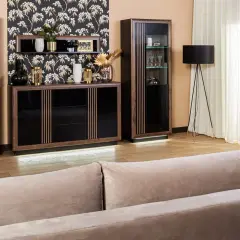 Elegancka komoda i witryny z ciemnego drewna, ozdobione pionowymi lamelkami, tworzą stylowy zestaw mebli.