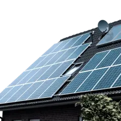 Instalacja fotowoltaiczna 3 kw cena z montażem na dachu domu z cegły. Panele słoneczne pokrywają znaczną część dachu.
