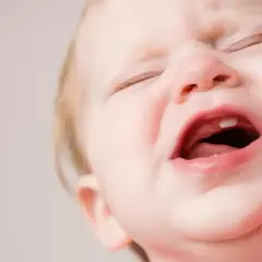 Malutkie dziecko płacze, widać jego ząbkowanie. Czy to od ząbkowania pojawiają się **plesniawki od czego**?