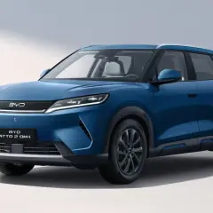 BYD Atto 2 DM-i, un SUV blu moderno. Scopri il suo prezzo e le sue caratteristiche.