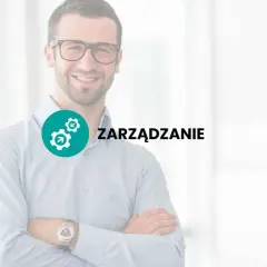 Uśmiechnięty mężczyzna w okularach, z rękami skrzyżowanymi na piersi, obok zielonego okręgu z ikonami symbolizującymi zarządzanie sukcesyjne.