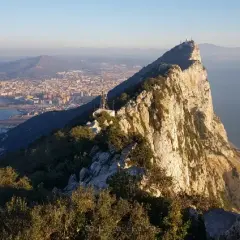 Gdzie leży Gibraltar? Poznaj jego wyjątkowe położenie i znaczenie