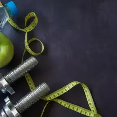 Trening przed czy po śniadaniu? Klucz do spalania tłuszczu i mięśni