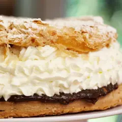 Ein Sylter Friesentorte Rezept für diese köstliche Torte mit Blätterteig, viel Sahne und dunkler Füllung.