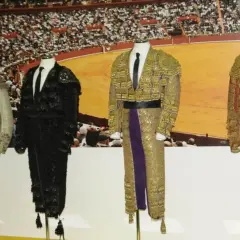 Trajes de luces exhibidos, cada hombrera torero es una obra de arte bordada, listos para la arena.