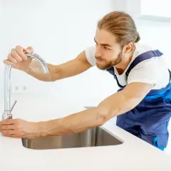 Jak naprawić cieknący kran? Proste kroki, aby uniknąć strat wody