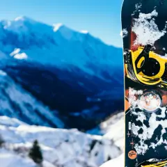 Deska snowboardowa dla początkujących, gotowa na pierwsze zjazdy po ośnieżonych stokach.