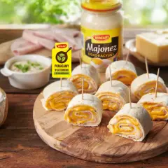 Rolled tortillas z serem i szynką, wyglądające jak rollsy jak z Pizza Hut. Obok słoik majonezu i ser.