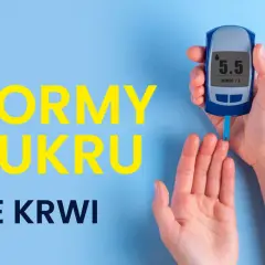 Dłoń trzyma glukometr pokazujący 5.5 mmol/L. Napis "NORMY CUKRU WE KRWI" informuje o ważności monitorowania poziomu cukru we krwi.