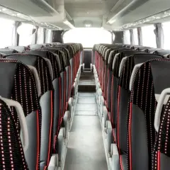 Wygodne siedzenia w autokarze, gotowe na podróż z Porto do Fatimy.
