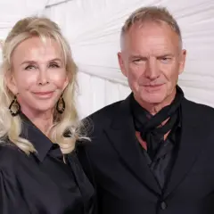 Sting i jego żona Trudie Styler w czarnych strojach. Sting zona, elegancka para na tle białej tkaniny.