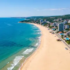 Bułgaria, sierpień: słoneczna plaża z hotelami i turkusowym morzem. Idealna pogoda na wakacje.