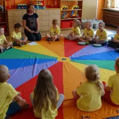Pierwsze zajęcia z rytmiki w przedszkolu - jak zaangażować dzieci?