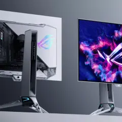 Zwei ROG-Monitore, einer mit transparentem Gehäuse und der andere mit einem leuchtenden ROG-Logo. Sie fragen sich, wie viel FPS das Auge hat?