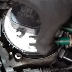 Gdzie jest filtr paliwa w Ford C-Max 1.6 benzyna? Oto odpowiedź!