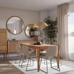Comedor moderno con mesa de madera, sillas beige y dos tipos de lámparas de techo de mimbre.