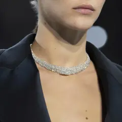 Elegancka kolia z kryształkami, która dodaje blasku stylizacji.