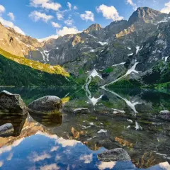 Tatry latem: Morskie Oko odbija skaliste szczyty i zielone zbocza. Idealne miejsce na wakacje, by odkryć bukowina tatrzańska atrakcje.