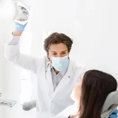 Ile po wizycie u dentysty nie można jeść? Sprawdź, dlaczego warto czekać