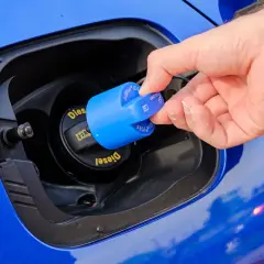Niebieska nakrętka AdBlue do samochodów z silnikiem Diesla.