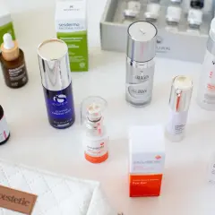 Kolekcja kosmetyków z peptydami: serum, kremy i mgiełki. Wśród nich produkty Sesderma, IS Clinical, Environ, Image i Dermomedica.
