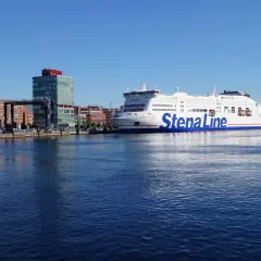 Ogromny prom Stena Line cumuje w porcie. Zastanawiasz się, ile płynie prom do Szwecji?