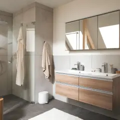 Modernes Bad mit Glasdusche, Doppelwaschbecken und Holzelementen. Eine elegante duschvorhang alternative.