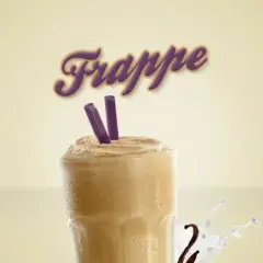 En härlig hemmagjord frappe med lila sugrör och en stänkande vaniljsås.