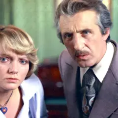 Joanna Podgórska z mężem, w zamyśleniu patrzą w dal.