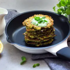 Jaki sos do placków z cukinii? Odkryj najlepsze smaki i przepisy