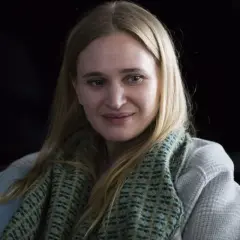 Lisa från Bonusfamiljen med sitt blonda hår och en mönstrad halsduk.