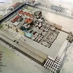 Vue aérienne d'une reconstitution des thermes de Caracalla, montrant les piscines, les jardins et les passages souterrains.