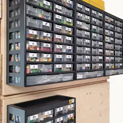 Praktische lego aufbewahrung ideen: viele Schubladen-Organizer sortieren bunte Bausteine.