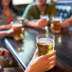 Ile czasu trwa trzeźwienie po 4 piwach? Sprawdź, zanim wsiądziesz za kółko