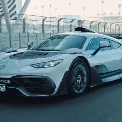 El Mercedes-AMG Project One, con la potencia de mil caballos, acelera en la pista.