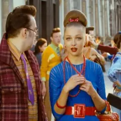 Strój na imprezę PRL: Od bikiniarza po elegantkę gotowe stylizacje