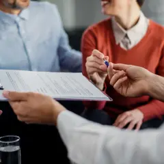 Para podpisuje umowę ubezpieczenie wypadkowe. Zapewnij sobie spokój i bezpieczeństwo.