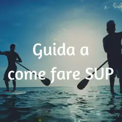 Guida a come fare SUP: due silhouette su tavole da paddleboard al tramonto, con il testo sovrapposto.