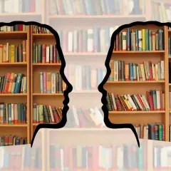 Dwie sylwetki ludzkie zarysowane na tle regałów z książkami. Idealne dla osób zainteresowanych bibliotekoznawstwo studia.