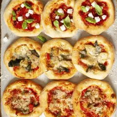 Gotowe ciasto na pizzę w różnych wariantach: z fetą i bazylią, z karczochami i szpinakiem, oraz z warzywami.