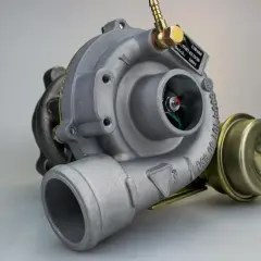 Turbosprężarka samochodowa. Gdy zastanawiasz się, jak sprawdzić czy turbina bierze olej, zwróć uwagę na jej budowę i potencjalne wycieki.