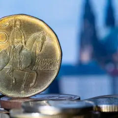 Czeska moneta 20 koron z wizerunkiem św. Wacława. Zastanawiasz się, ile kosztuje obiad w Czechach?