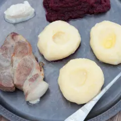 Kluseczki śląskie z mięsem, buraczkami i chrzanem. Jajko do klusek śląskich nadaje im sprężystość i zapobiega rozpadaniu się.